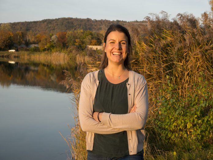 Die 30-jährige Birgit van Duyvenbode stellt Lärmschutzwände aus Schilf und Lehm her - und tut der Natur damit einen Gefallen.