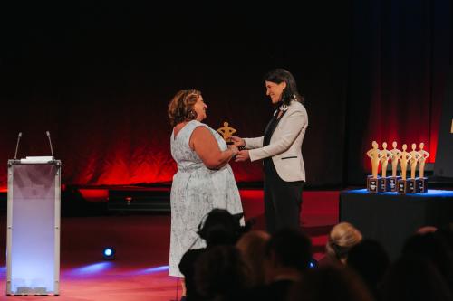 (c)PhilippLipiarski-6751_Alexandra Frania_Gewinnerin_Kategorie_Finance_Nathalie_Karré